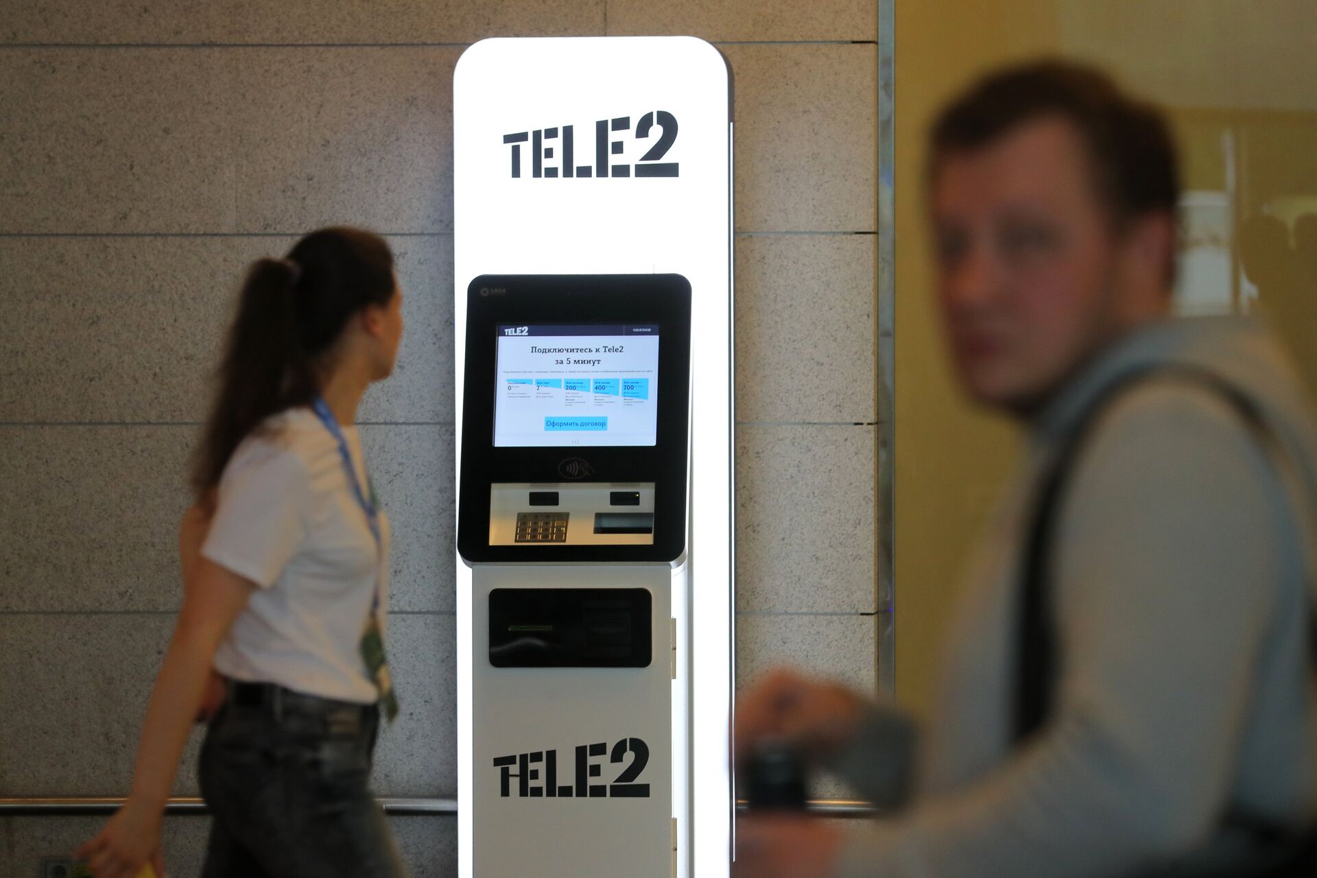 Автомат для продажи сим-карт с распознаванием лиц, установленный Tele2 в зоне прилета аэропорта Внуково - РИА Новости, 1920, 02.07.2021