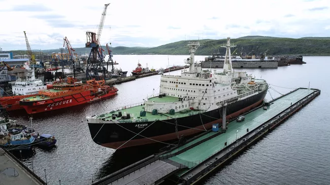 Атомный ледокол Ленин на причале у Морского вокзала в Мурманске. Архивное фото