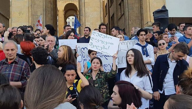 Участники акции протеста у здания парламента Грузии в Тбилиси