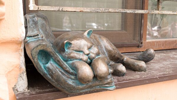 Скульптура Кот и портфель Жванецкого в Одессе, Украина. Архивное фото