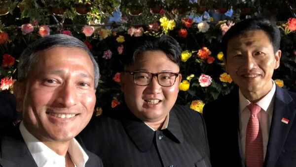 Министр иностранных дел Сингапура Вивиан Балакришнан, лидер Северной Кореи Ким Чен Ын и министр образования Сингапура Онг Е. Кунг на фото Вивиана Балакришнани в Сингапуре. 11 июня 2018