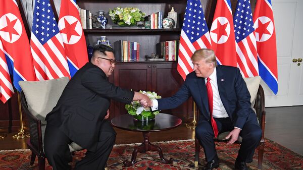 Рукопожатие президента США Дональда Трампа и лидера КНДР Ким Чен Ына