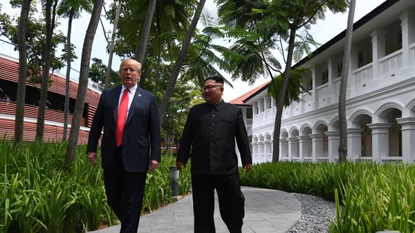 Президент США Дональд Трамп и лидер КНДР Ким Чен Ын во время прогулки у отеля Капелла в Сингапуре. 12 июня 2018