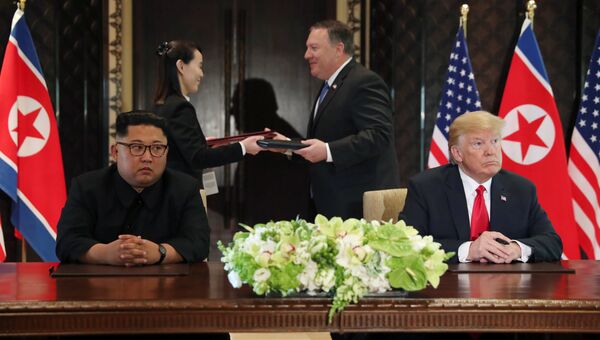 Лидер КНДР Ким Чен Ын и президент США Дональд Трамп во время подписания документов по итогам встречи в Сингапуре. 12 июня 2018