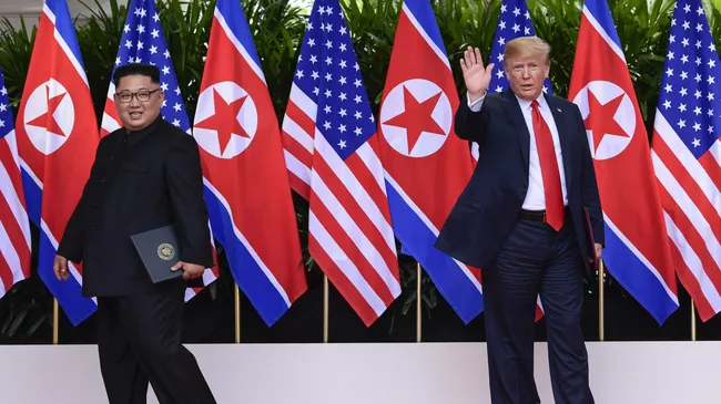 Лидер КНДР Ким Чен Ын и президент США Дональд Трамп во время встречи в Сингапуре. 12 июня 2018