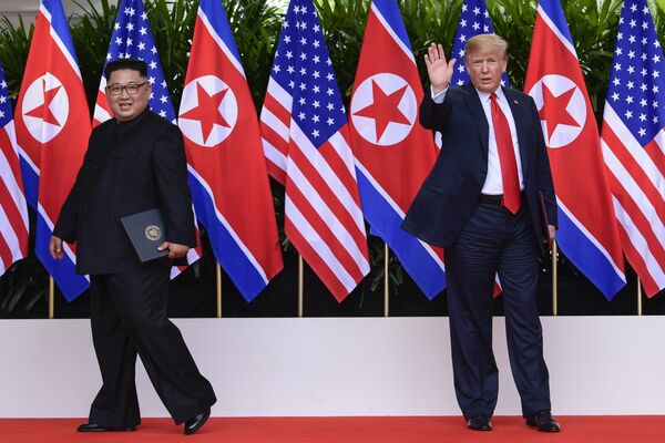 Лидер КНДР Ким Чен Ын и президент США Дональд Трамп во время встречи в Сингапуре. 12 июня 2018