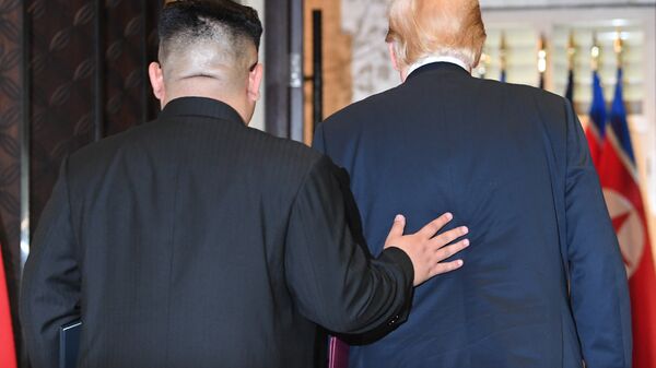 Лидер КНДР Ким Чен Ын и президент США Дональд Трамп после подписания документов по итогам встречи в Сингапуре. 12 июня 2018