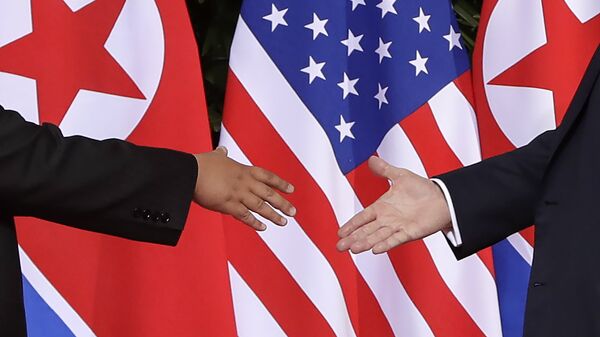 Лидеры США и Северной Кореи обменялись рукопожатием на саммите в Сингапуре. Архивное фото