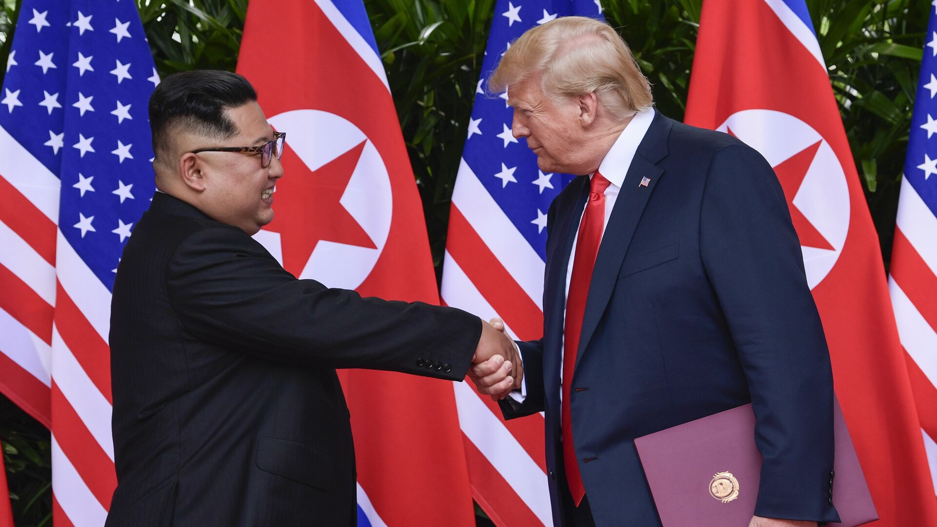 Лидер КНДР Ким Чен Ын и президент США Дональд Трамп во время встречи в Сингапуре. 12 июня 2018 - РИА Новости, 1920, 07.02.2022