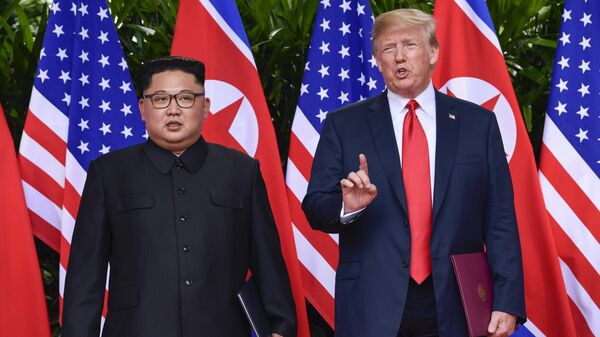 Лидер КНДР Ким Чен Ын и президент США Дональд Трамп во время встречи в Сингапуре. 12 июня 2018