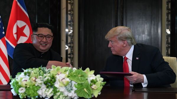 Лидер КНДР Ким Чен Ын и президент США Дональд Трамп во время церемонии подписания документов по итогам встречи в Сингапуре. 12 июня 2018