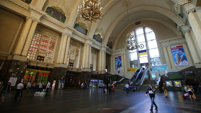 Пассажиры в зале Центрального железнодорожного вокзала в Киеве