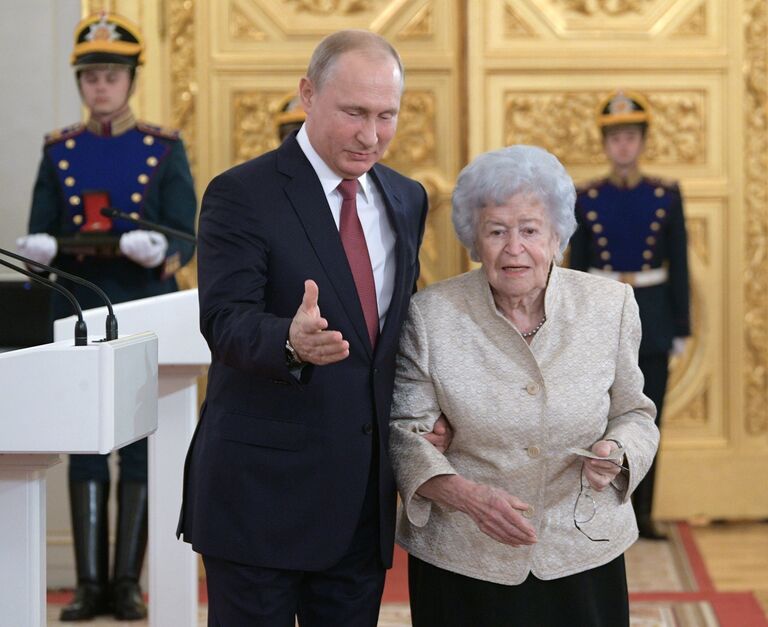 Президент РФ Владимир Путин и президент Государственного музея изобразительных искусств имени А.С.Пушкина Ирина Антонова, удостоенная Государственной премии. 12 июня 2018 Президент РФ Владимир Путин и президент Государственного музея изобразительных искусств имени А.С.Пушкина Ирина Антонова, удостоенная Государственной премии. 12 июня 2018