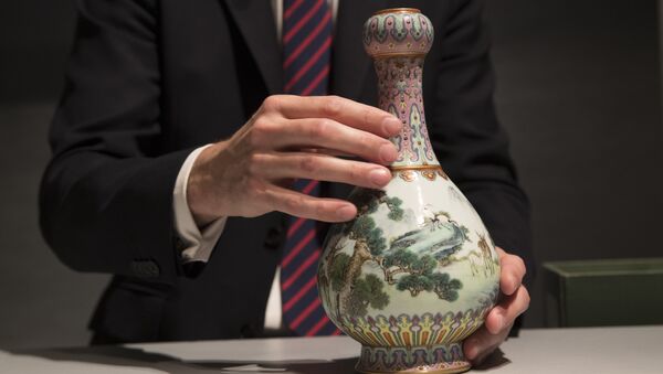 Фарфоровая ваза времен китайского императора Цяньлун, найденная на чердаке дома во Франции