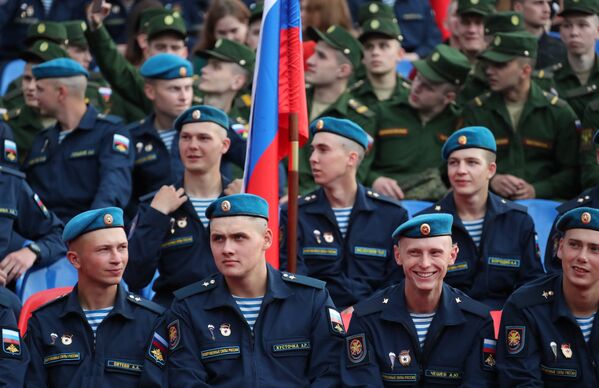 Военнослужащие на Красной площади перед началом праздничного концерта, посвященного Дню России. 12 июня 2018