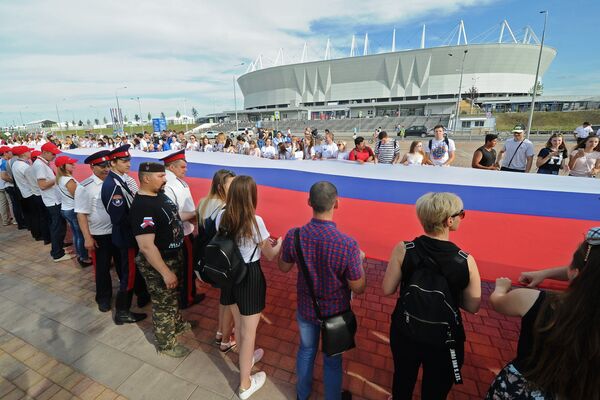 Участники празднования Дня России в Ростове-на-Дону развернули самый длинный флаг у стадиона Ростов-Арена. 12 июня 2018