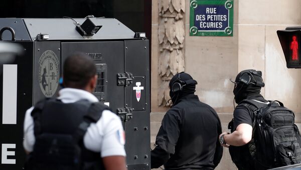 Специальный отдел французской полиции на улице, где человек взял людей в заложники в бизнесе-центре в Париже, Франция. 12 июня 2018