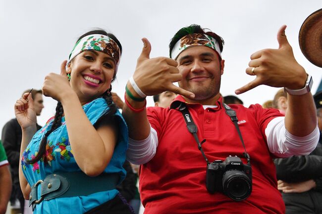 Болельщики у стадиона, где проходит тренировка сборной Мексики, в Москве Болельщики у стадиона, где проходит тренировка сборной Мексики, в Москве