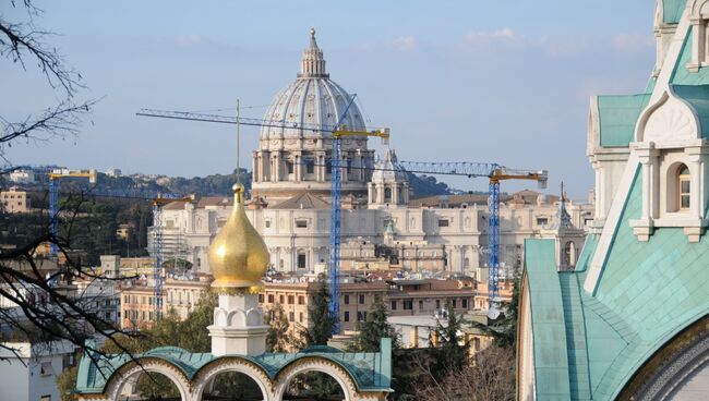 Храм святой великомученицы Екатерины в Риме на фон купола собора Святого Петра