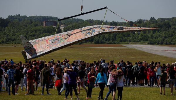 64-футовый бумажный самолет претендующий на новый рекорд Гиннеса, созданный Джерри Беком в рамках Project Soar, штат Массачусетс, США. 12 июня 2018 года