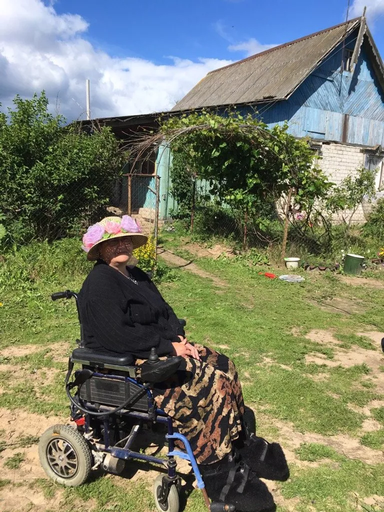 Женщине по хозяйству помогает сын Женщине по хозяйству помогает сын