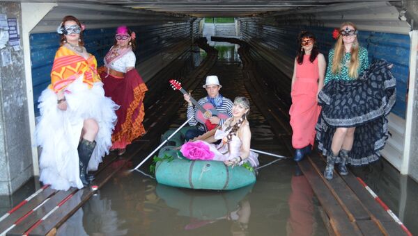 Венецианский карнавал устроили в затопленном переходе жители Оби