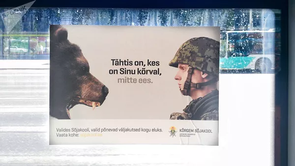Az Észt Felső Katonai Iskola reklámplakátja a Tallinn City Transport cég buszainak ablakán