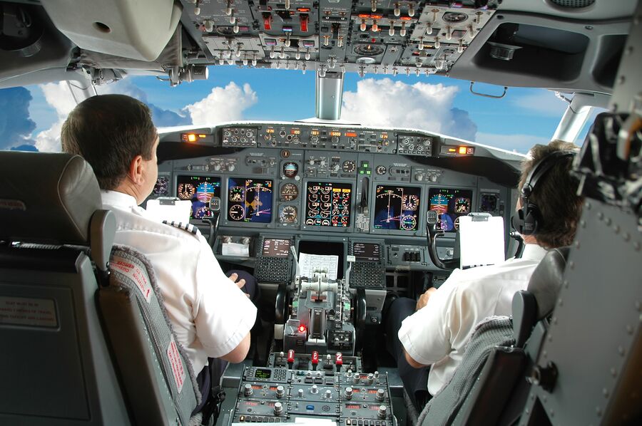 Пилоты в кабине самолета