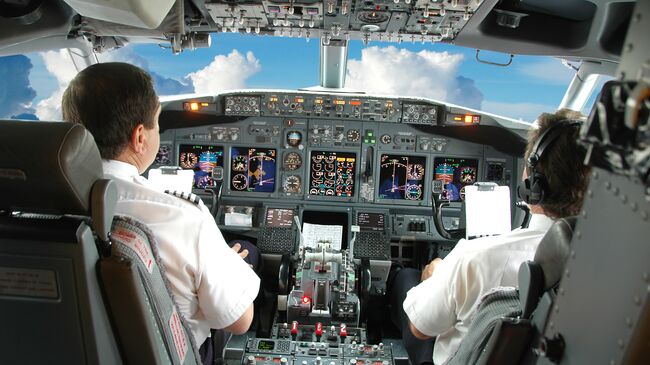 Пилоты в кабине самолета. Архивное фото