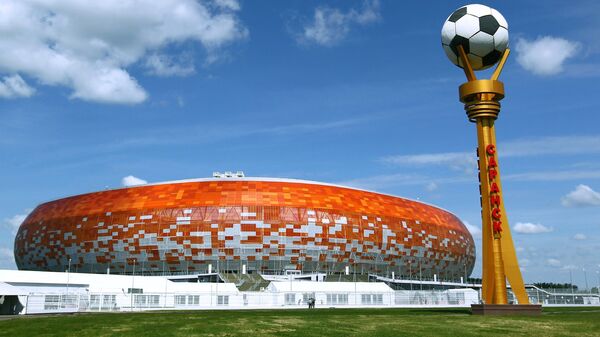Стела с мячом возле стадиона Мордовия Арена в Саранске. Архивное фото