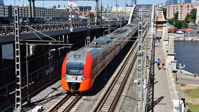 Электропоезд Ласточка на Андреевском мосту - участке Московского центрального кольца между станциями Лужники и Площадь Гагарина