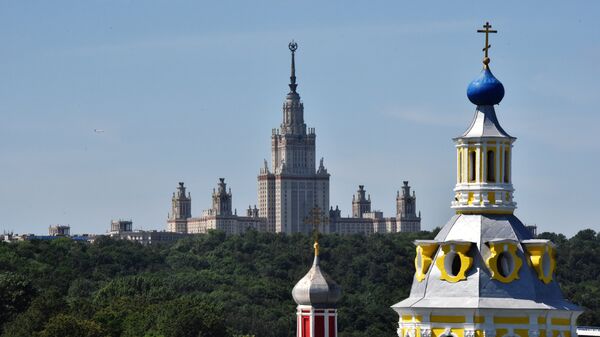 Высотное здание МГУ имени Ломоносова и  купола Андреевского ставропигиального мужского монастыря