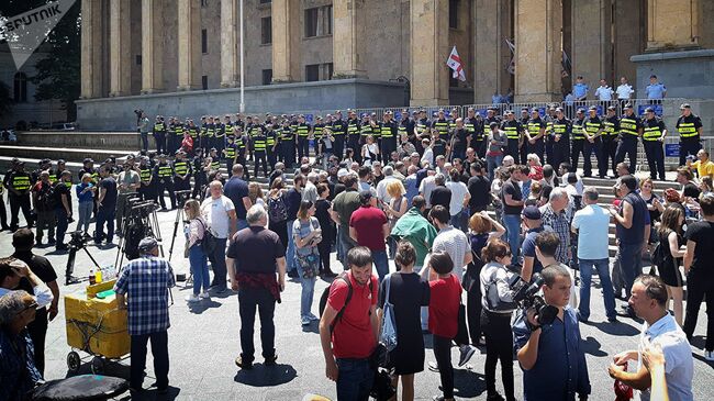 Акция протеста у здания парламента Грузии на проспекте Руставели в Тбилиси