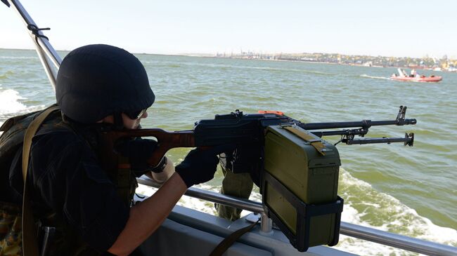 Украинский военнослужащий во время патрулирования Азовского моря. Архивное фото