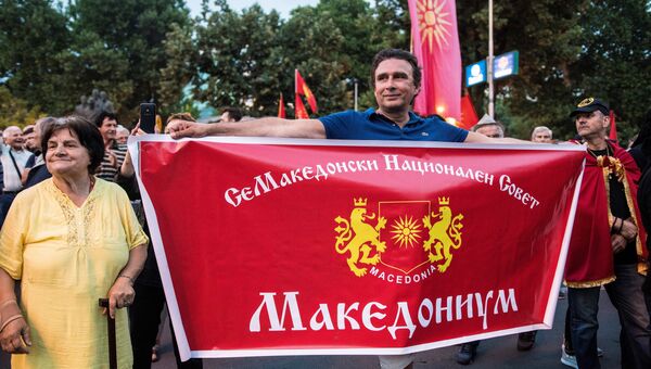 Участник митинга против изменения названия страны перед зданием парламента в Скопье в Македонии. 13 июня 2018