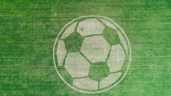 Рисунок футбольного мяча диаметром 60 м на поле в Альметьевске в Татарстане