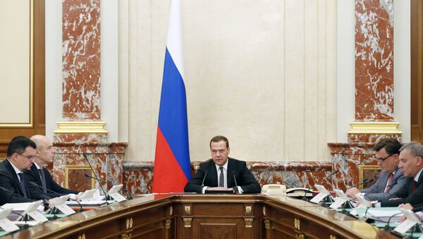 Дмитрий Медведев проводит совещание с членами кабинета министров РФ по вопросам изменения в пенсионной и налоговой системах. 14 июня 2018