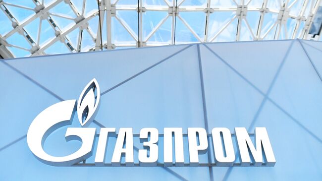 Эмблема ПАО Газпром. Архивное фото