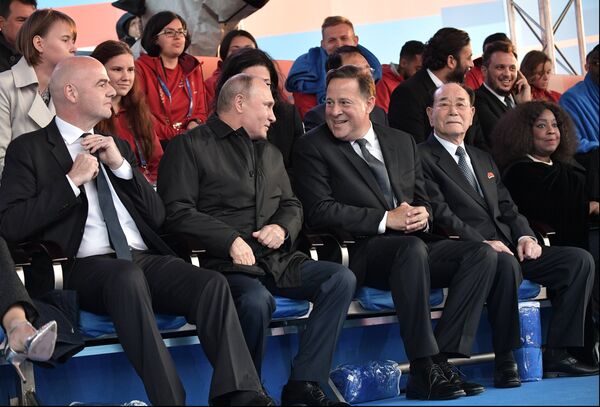 Президент РФ Владимир Путин и президент FIFA Джанни Инфантино (слева) во время гала-концерта звёзд мировой оперной сцены, приуроченного к проведению чемпионата мира по футболу - 2018, на Красной площади