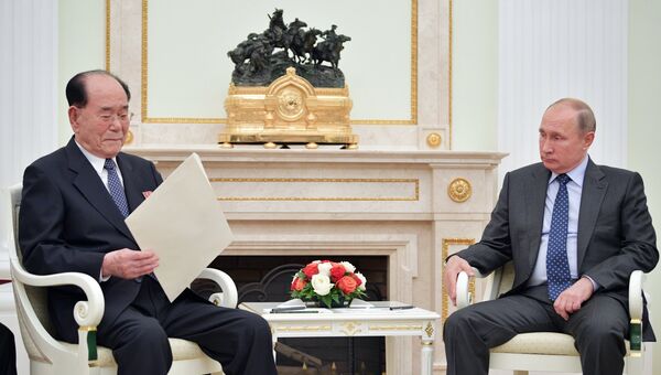 Президент РФ Владимир Путин и председатель президиума верховного народного собрания КНДР Ким Ен Нам. 14 июня 2018