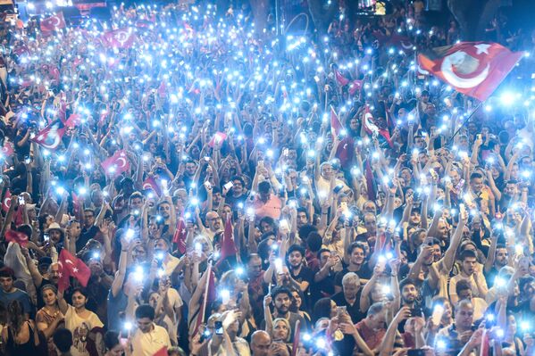Сторонники кандидата в президенты Мухаррема Инса во время митинга в Стамбуле. 9 июня 2018