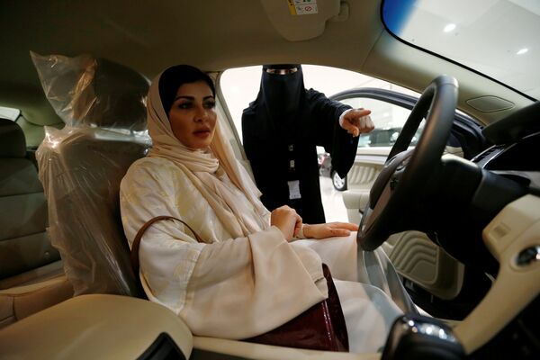 Саудовская женщина выбирает автомобиль. 9 июня 2018 года