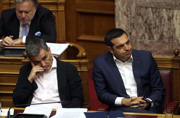 Министр финансов Греции Эвклид Цакалотос и премьер-министр Греции Алексис Ципрас на парламентской сессии в Афинах