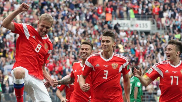 Игроки сборной России радуются забитому голу в матче группового этапа чемпионата мира по футболу между сборными России и Саудовской Аравии. 14 июня 2018