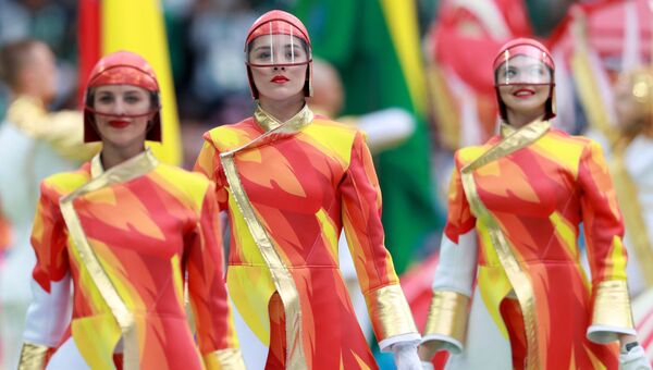 Артисты выступают на церемонии открытия чемпионата мира по футболу 2018 на стадионе Лужники