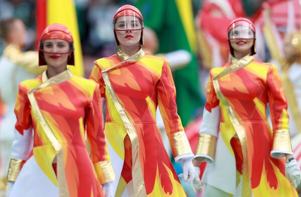 Артисты выступают на церемонии открытия чемпионата мира по футболу 2018 на стадионе Лужники