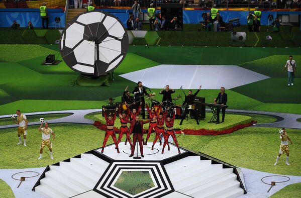 Певец Робби Уильямс выступает на церемонии открытия чемпионата мира по футболу 2018 на стадионе Лужники