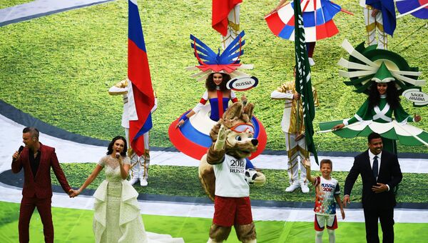 Певец Робби Уильямс и оперная певица Аида Гарифуллина выступают на церемонии открытия чемпионата мира по футболу 2018 на стадионе Лужники