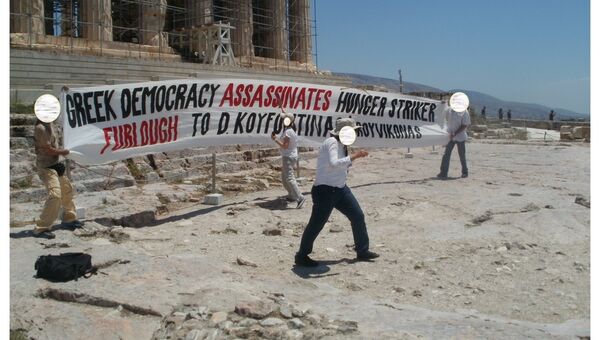 Анархисты из группировки Рубикон во время акции протеста у Акрополя в Афинах, Греция. 14 июня 2018
