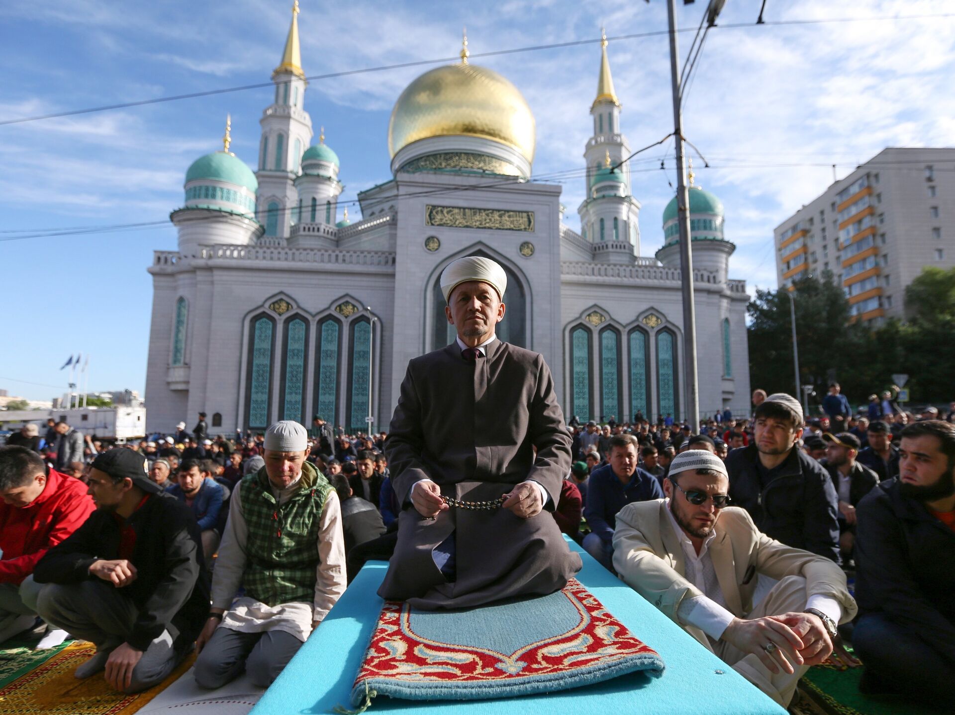 Праздник ураза сегодня. Московская Соборная мечеть Рамадан. Праздники Ислама Ураза байрам. Празднование Ураза байрам в мечети в Москве. С праздником мусульман Ураза байрам.